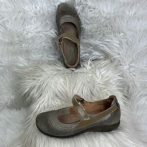 Naot sz 38 brown suede taupe patented leather strap maryjane flats